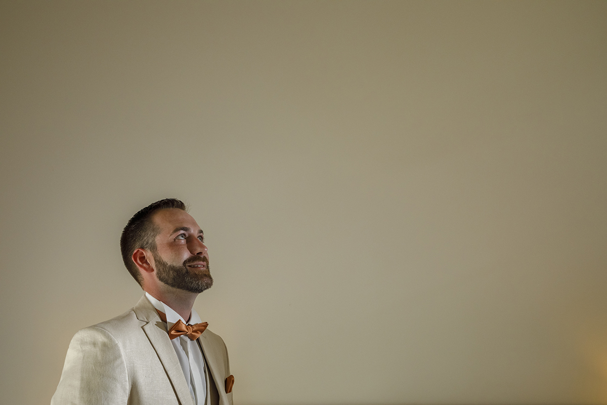 Casamento viseu Com um leve sorriso no rosto, Mathieu olha para cima. A pose simples, com o fundo branco, dá espaço à emoção e à leveza do instante, onde o sonho começa a ganhar forma.