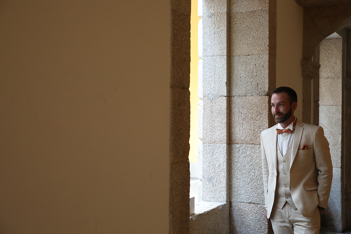 Já no topo das escadas, Mathieu surge iluminado pela janela. Sorri com o olhar para o exterior, como quem contempla o futuro com confiança e alegria.