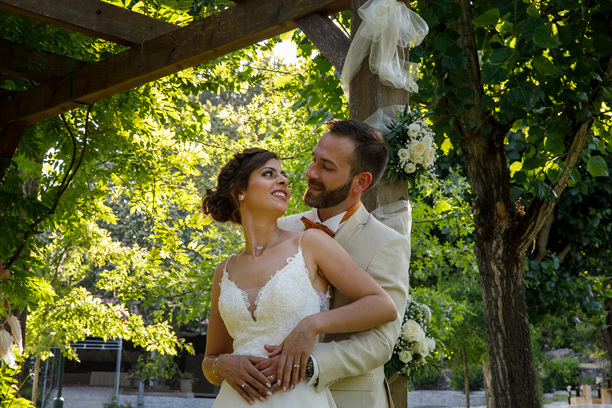 Um abraço repleto de amor. Mathieu envolve Marta pelas costas e entrelaçam as mãos sobre a barriga dela. O olhar entre os dois diz tudo: cumplicidade, carinho e amor profundo.