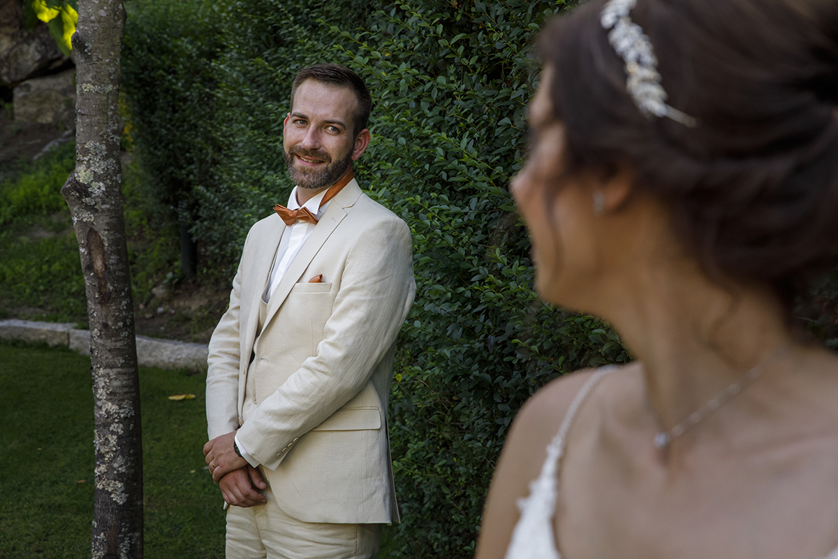 Marta, em primeiro plano, olha para trás, desfocada mas curiosa. Atrás, Mathieu com um ar doce, de mãos dadas. Um momento espontâneo que revela a leveza da ligação entre ambos.