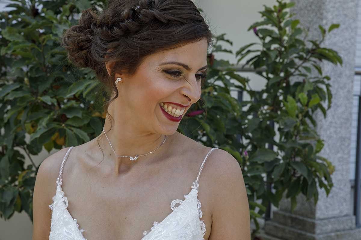 Num retrato com fundo verde, Marta sorri de perfil, do peito para cima. A planta atrás realça a frescura da imagem e o seu sorriso radiante transmite toda a alegria do dia.