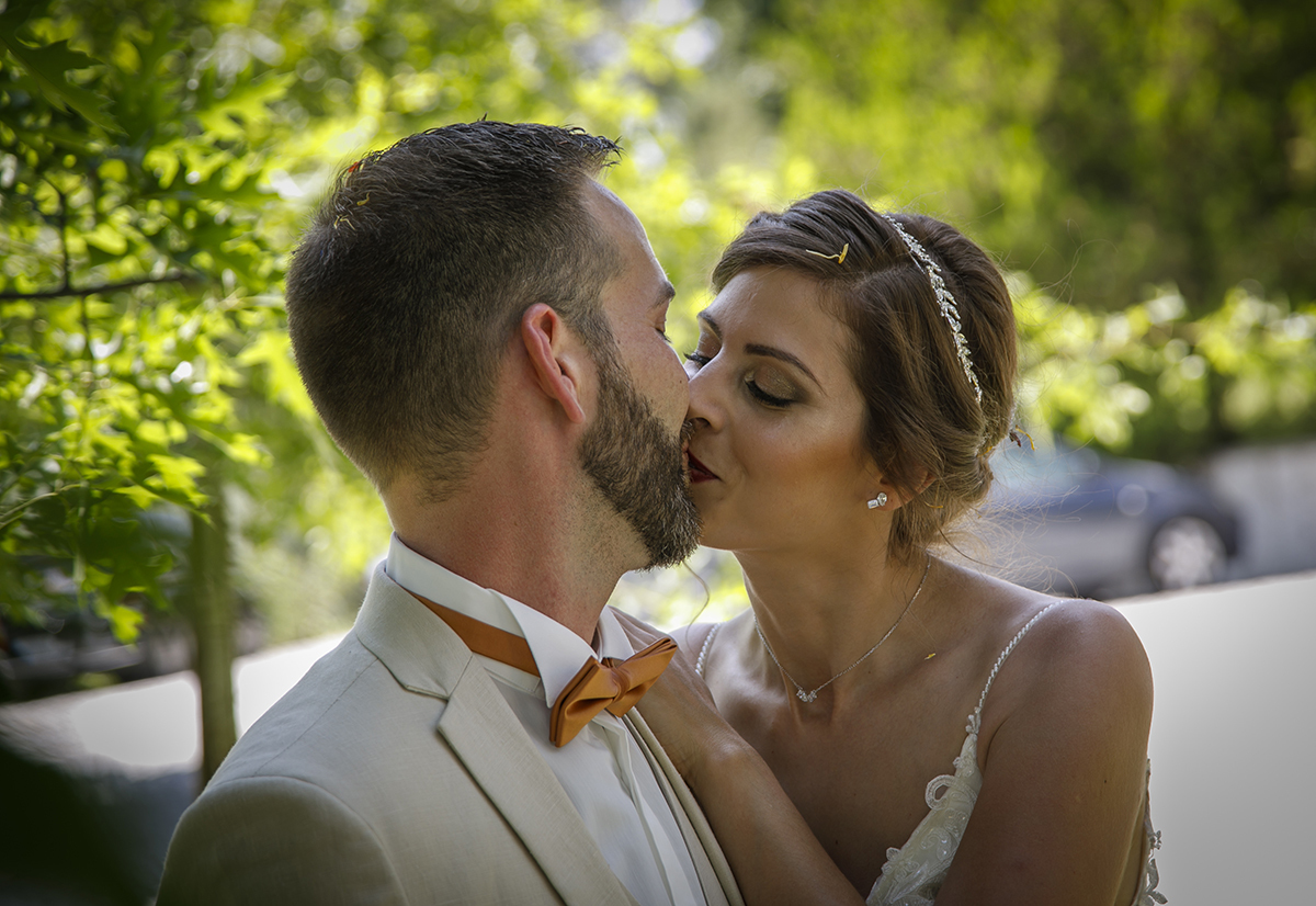 Um beijo dos ombros para cima. A ternura deste gesto e o fundo desfocado fazem desta imagem uma declaração silenciosa de amor eterno.