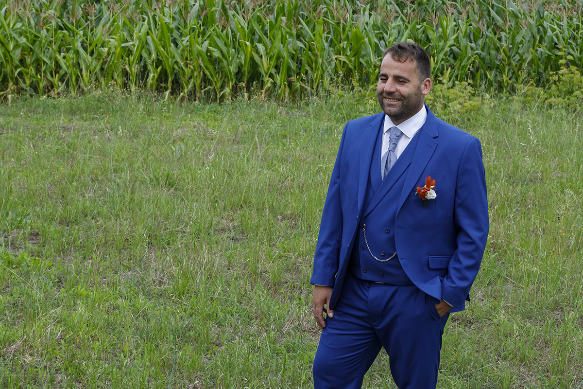 Foto no exterior rodeado de paisagem verde