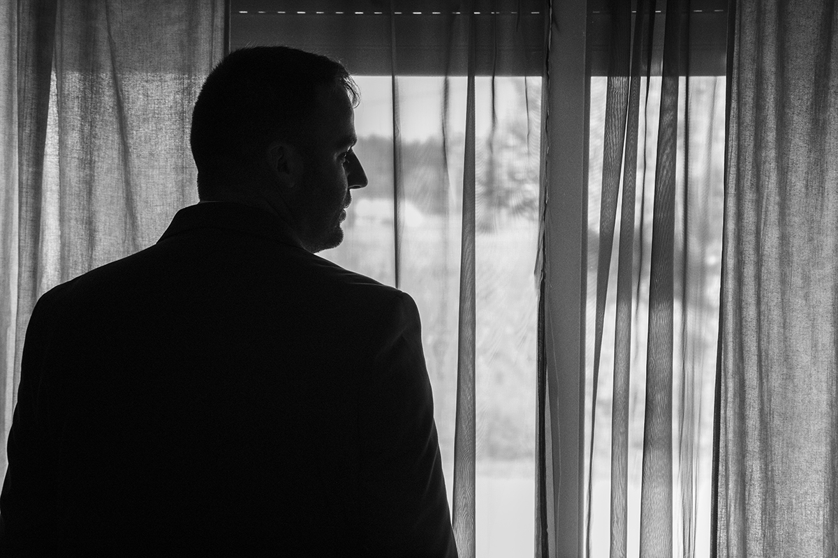 Noivo fotografado em silhueta