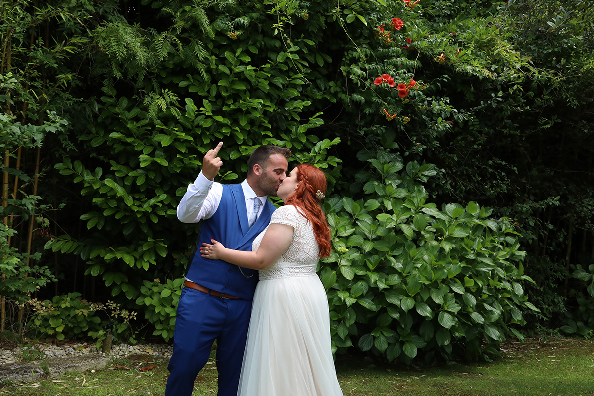 Querem ver mais, nao vai ser possivel e o cumprimento do noivo para os amigos