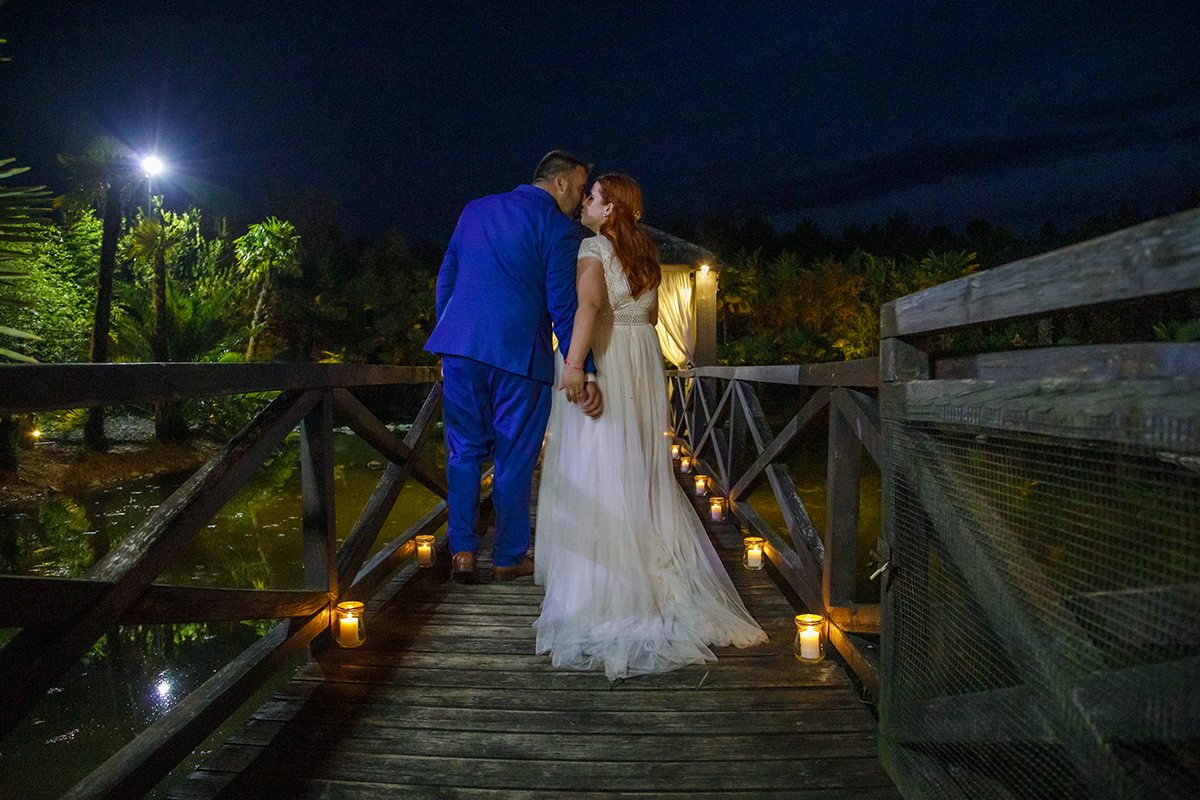Beijo dos noivos sob a pérgola da Quinta Oliveira