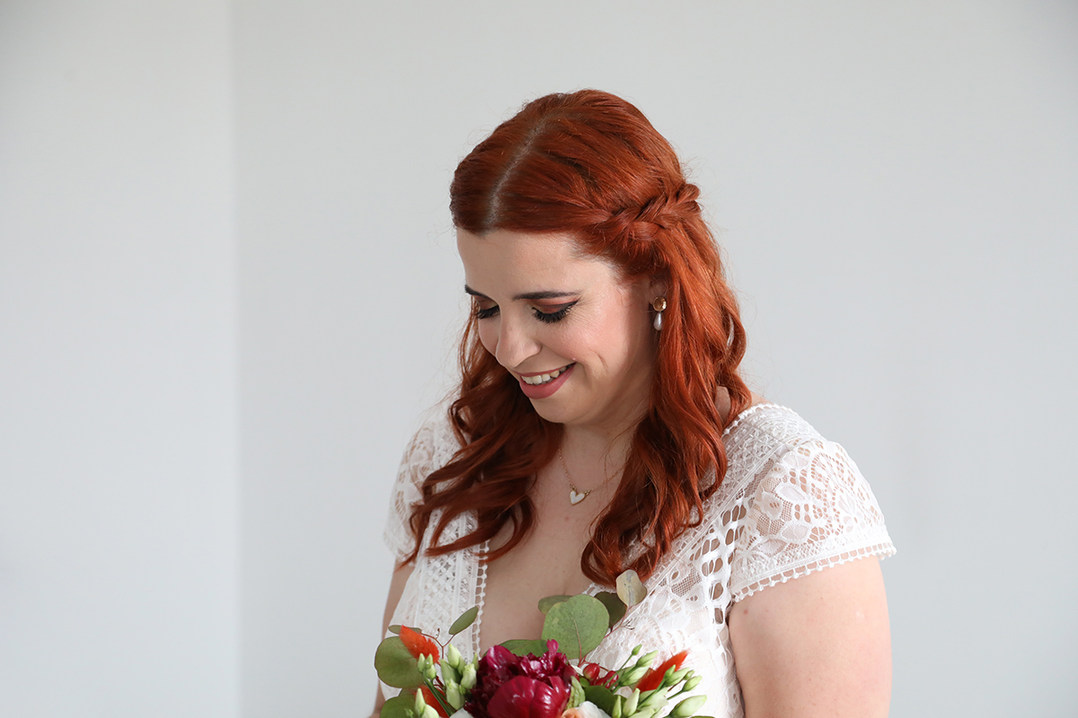 Um sorriso que foge entre a timidez da Noiva