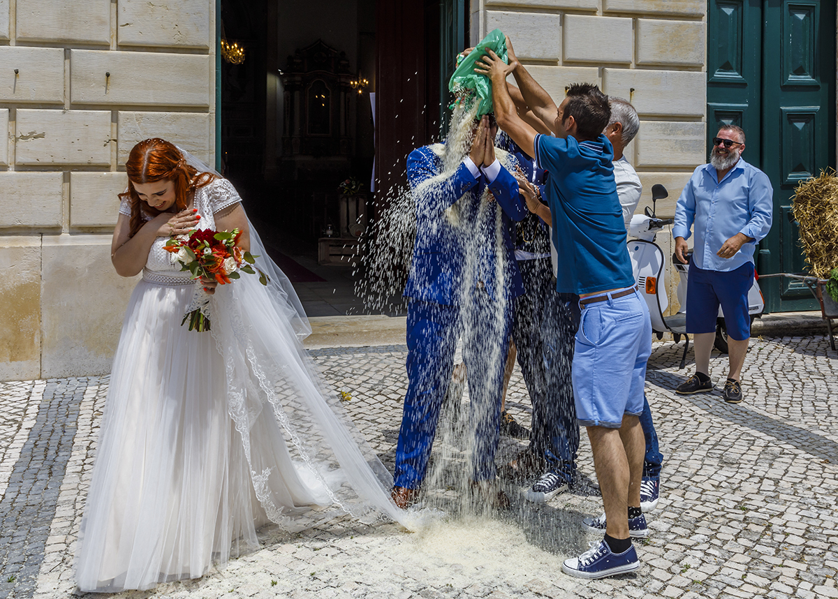 Ricardo Coimbra a fotografar esta saída da igreja, a tradição de atirar arroz aos noivos