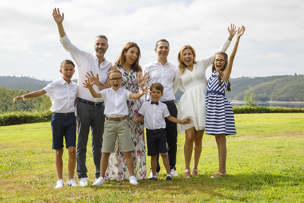 Rodeado por mais membros da família, Ethan é o centro de uma festa cheia de sorrisos e braços no ar. Uma explosão de felicidade partilhada, esta fotografia capta a verdadeira essência da união familiar.