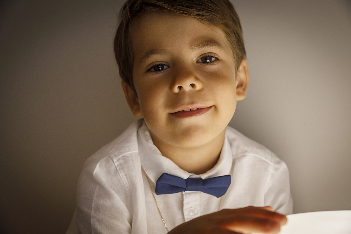 Uma imagem com vinheta preta que acentua a delicadeza do momento. Ethan olha com ternura para a câmara de Ricardo Coimbra Fotografia, num registo cheio de doçura e luz interior.