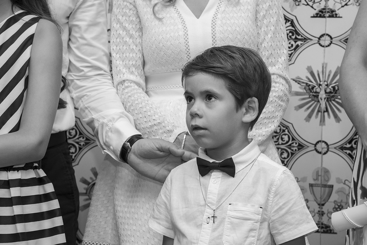 Em mais uma fotografia a preto e branco, Ethan olha para cima com seriedade, rodeado pela sua mãe, pai e irmã. Não vemos os rostos, mas sentimos a presença amorosa da família que o acompanha neste momento de luz.