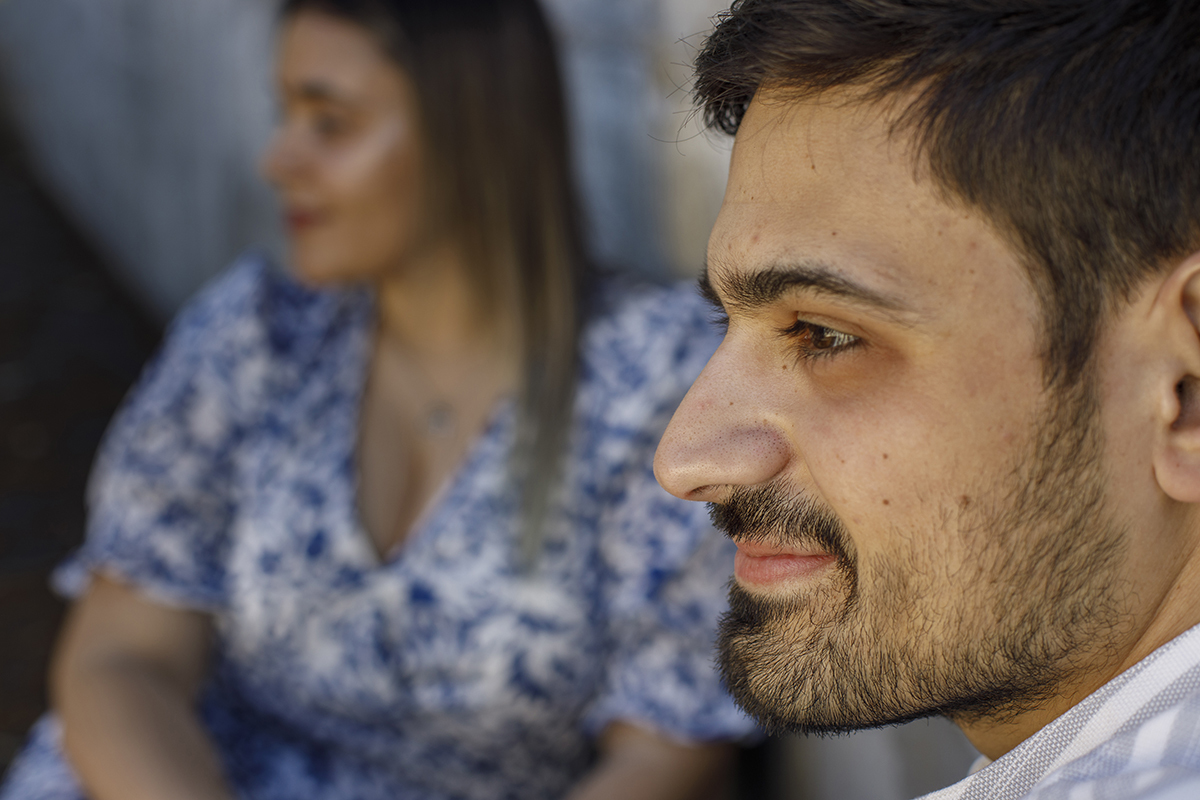 Desta vez o foco está em Luís, sorridente e a olhar para a frente, enquanto Márcia surge desfocada mas igualmente sorridente, ambos a partilhar o mesmo instante.