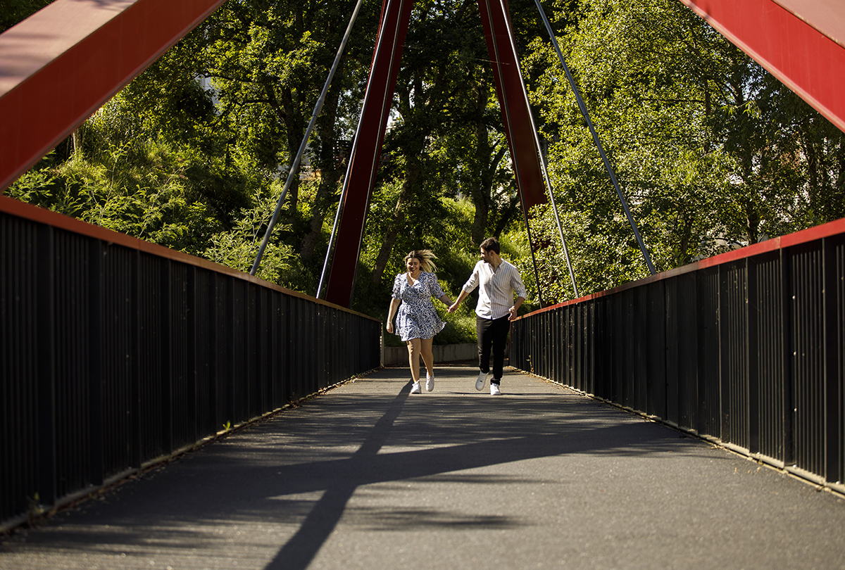 Luís e Márcia correm na direção da câmara, de mãos dadas, num momento de pura alegria.