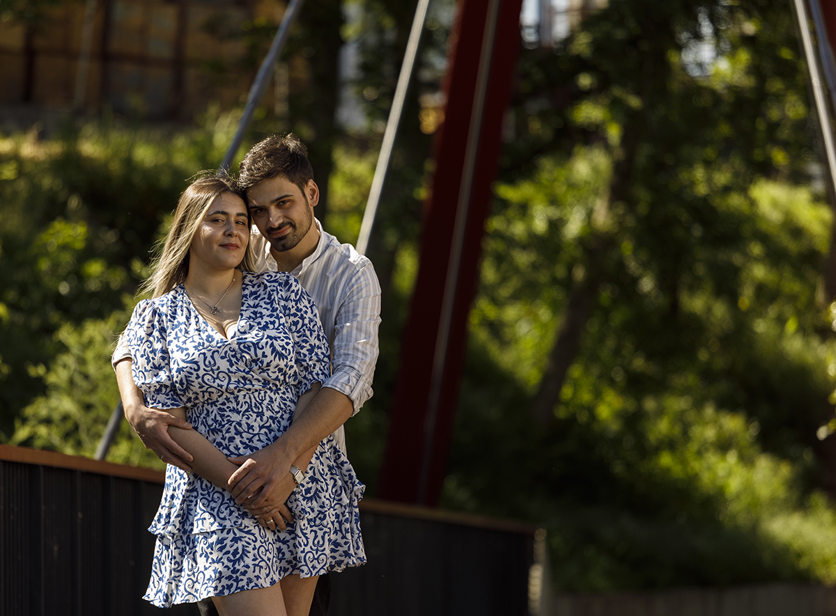 Na mesma posição, agora encaram a câmara com as testas encostadas e sorrisos doces.