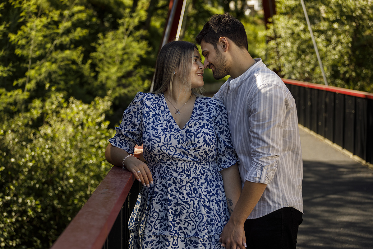 Encostados ao corrimão da ponte, olham-se intensamente, mãos entrelaçadas, quase a beijar-se. Fotografo Ricardo Coimbra
