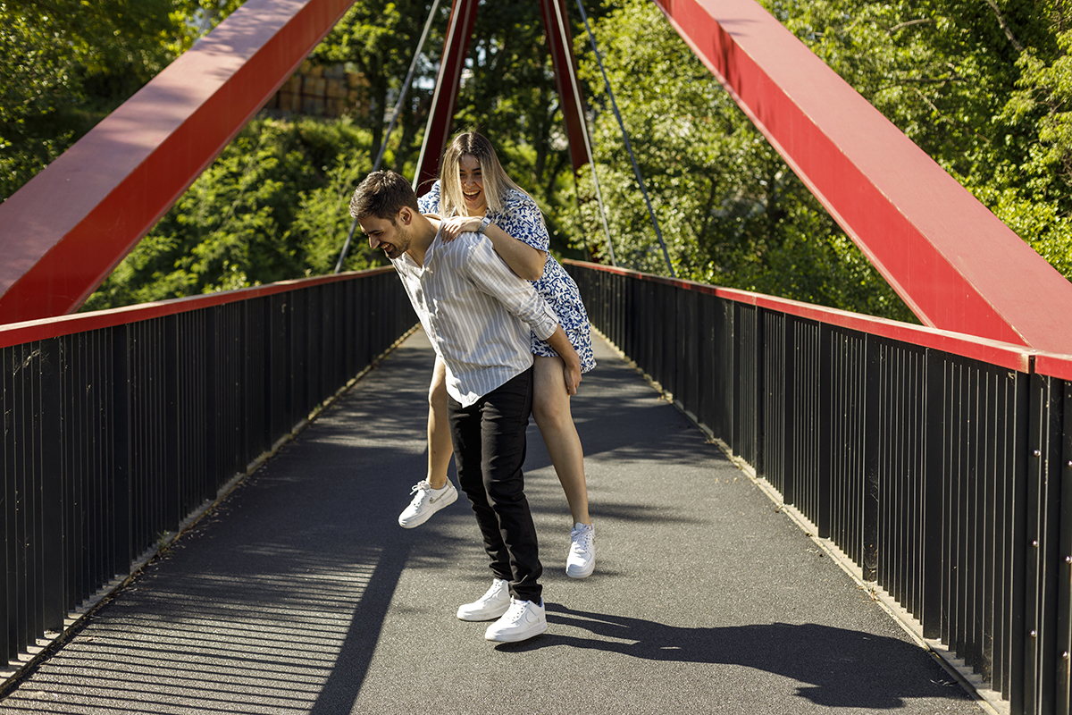 A Márcia às cavalitas do Luís, no centro da ponte. Uma explosão de alegria e cumplicidade.