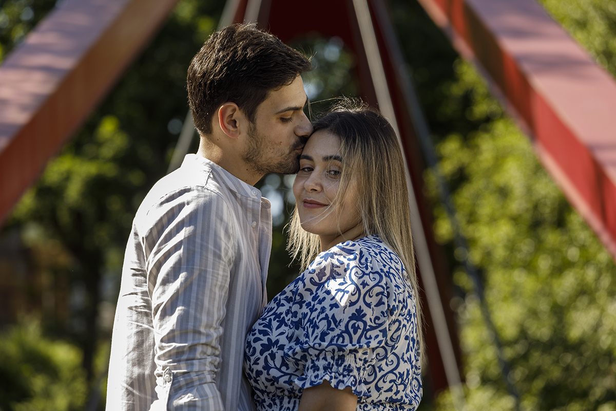 Num plano fechado, Luís beija a cabeça de Márcia, enquanto ela olha a câmara com expressão de serenidade e felicidade.