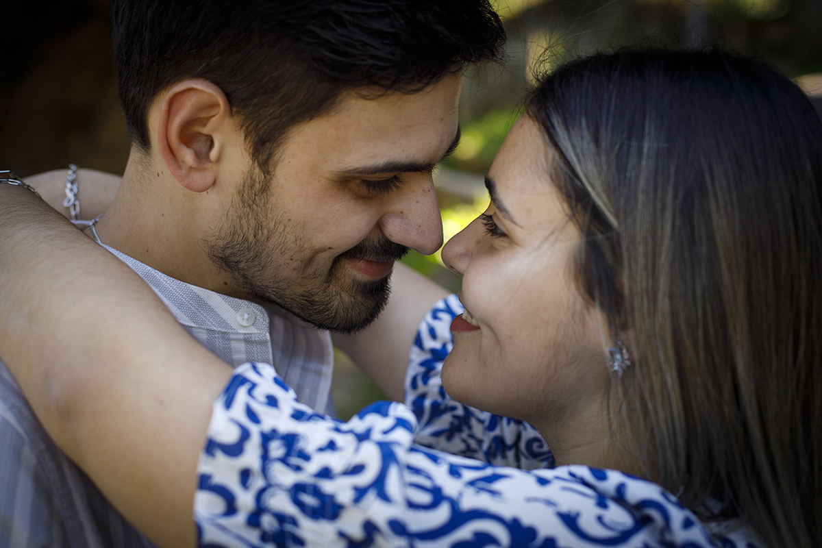 Num plano muito aproximado, focando os rostos iluminados de amor, ela envolve-o com os braços.