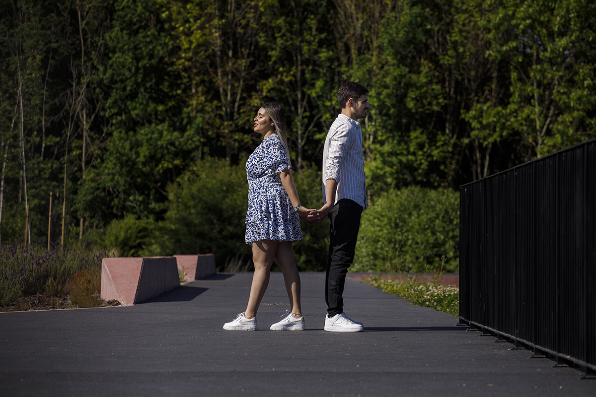 De mãos dadas, de costas um para o outro, olham para a frente. Um instante de pensamento, cumplicidade e paz.