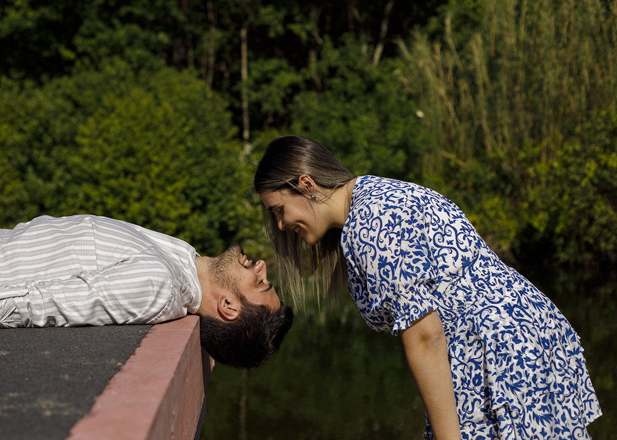 Luís deitado, olhando para Márcia que está em pé. Um contraste de alturas, mas uma sintonia perfeita.