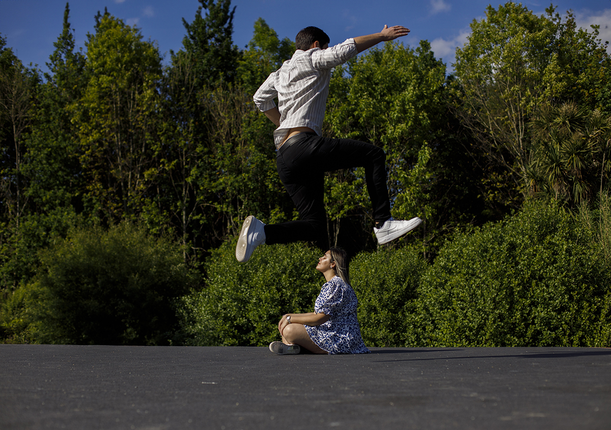 Márcia sentada, Luís salta por cima dela, o movimento congelado transmite liberdade e espontaneidade. Fotografos tondela viseu