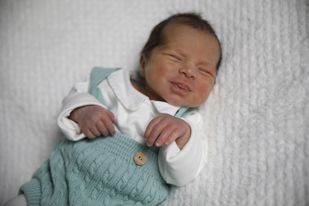 Gabriel aparece deitado, visto dos joelhos para cima, com as mãos no peito, os olhos fechados e um leve sorriso no rosto. Vê-se até um bocadinho da língua de fora, transmitindo ternura.