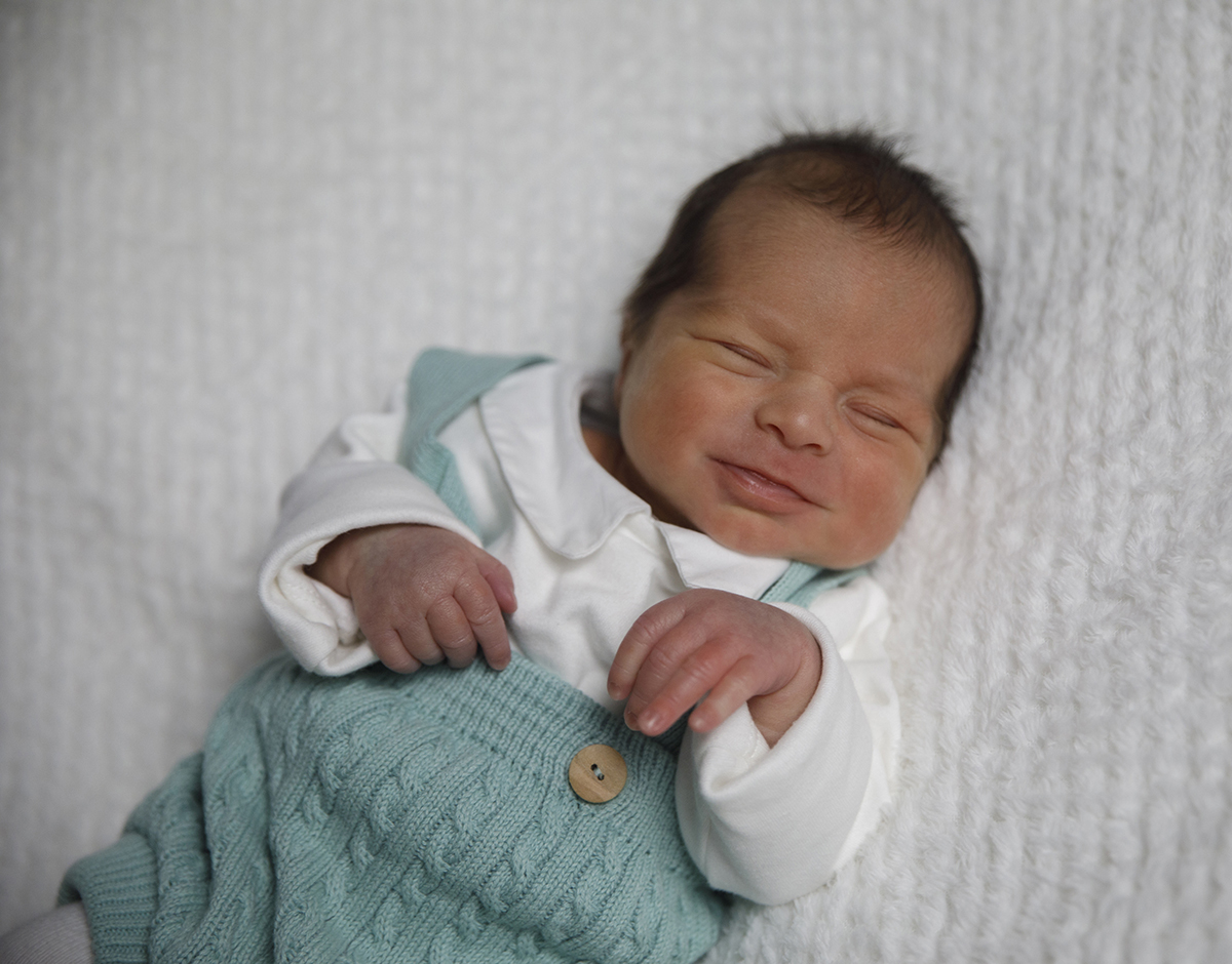 Uma continuidade da imagem anterior, com Gabriel na mesma posição, mas desta vez sem a língua de fora, mantendo o ar sereno de quem dorme em paz.