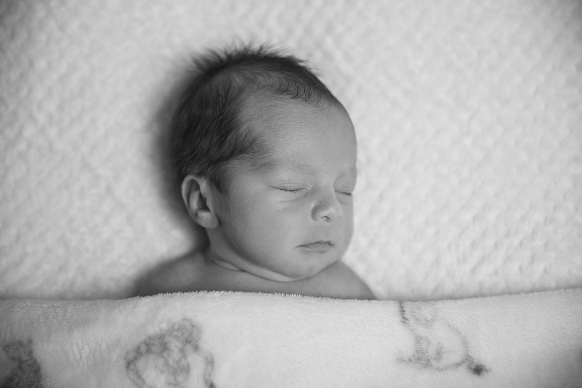 Agora, a preto e branco, vemos o mesmo cenário e posição, mas com um enquadramento mais frontal, captando Gabriel exatamente de frente.