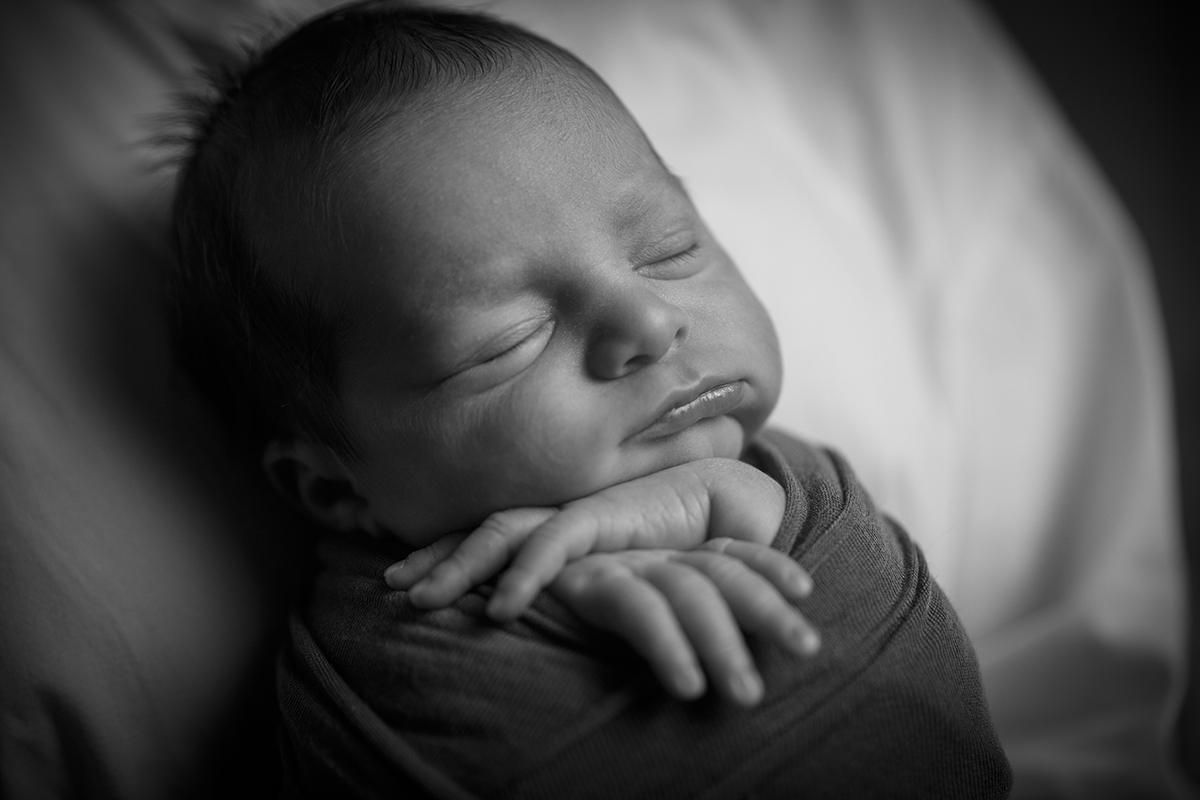 Num plano de detalhe a preto e branco, com o fundo desfocado, destacamos Gabriel a dormir com as mãozinhas encostadas ao pescoço.
