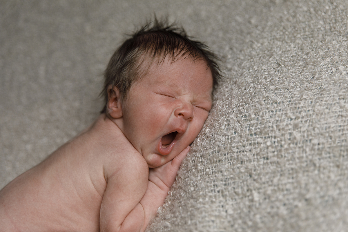 Na mesma posição, agora com um plano da cintura para cima, vemos Lourenço a abrir a boca, num instante de transição entre o sono e o despertar.