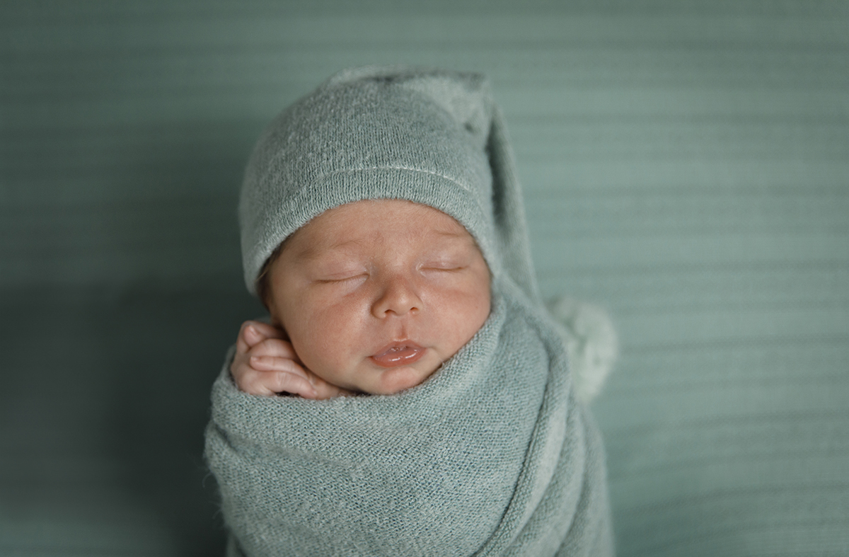 Na mesma pose da primeira imagem, agora com um gorro adorável da mesma cor da manta, Lourenço dorme com os olhinhos fechados e as mãos junto à carita. Um encanto!