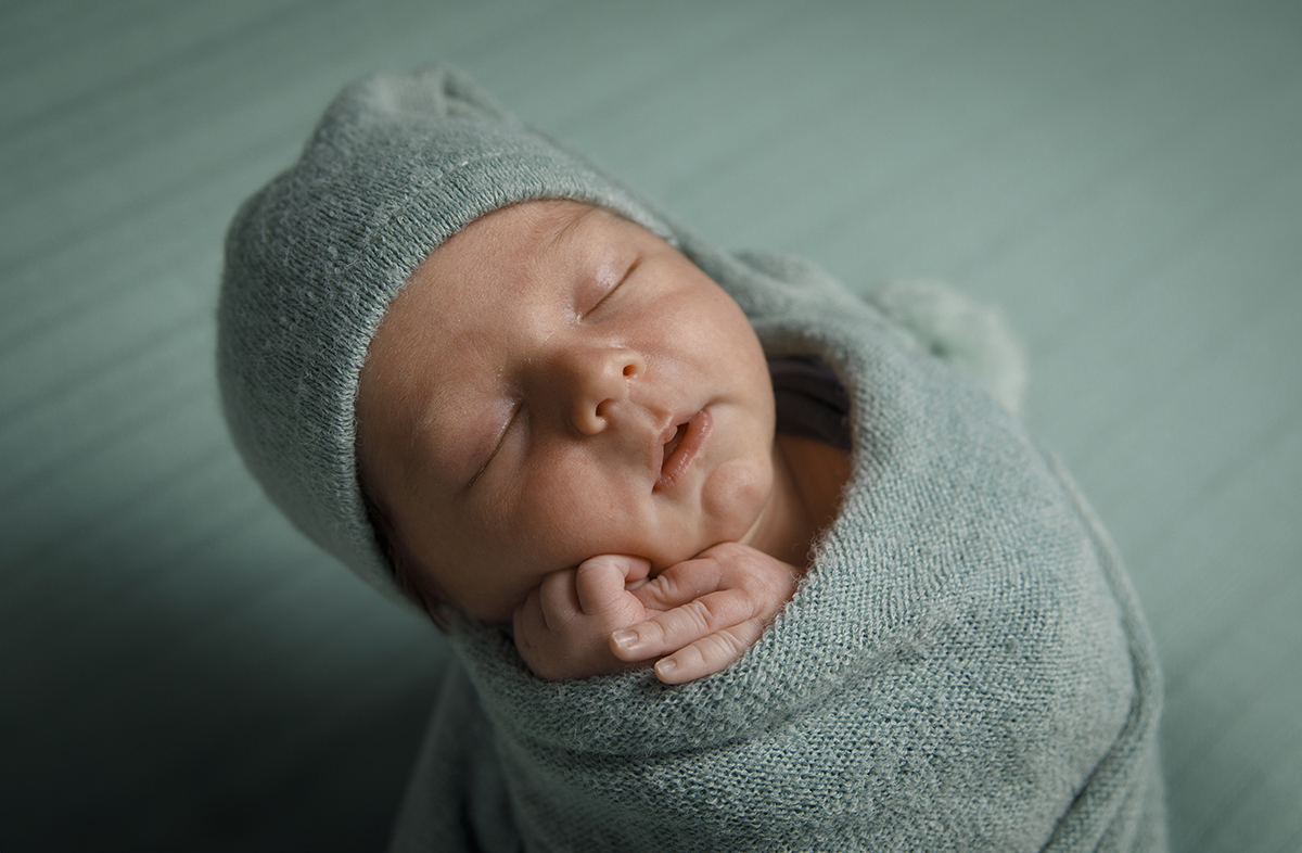 Plano de lado, onde vemos o pequeno Lourenço na mesma posição, ainda a dormir profundamente, num ângulo que transmite paz e proteção.