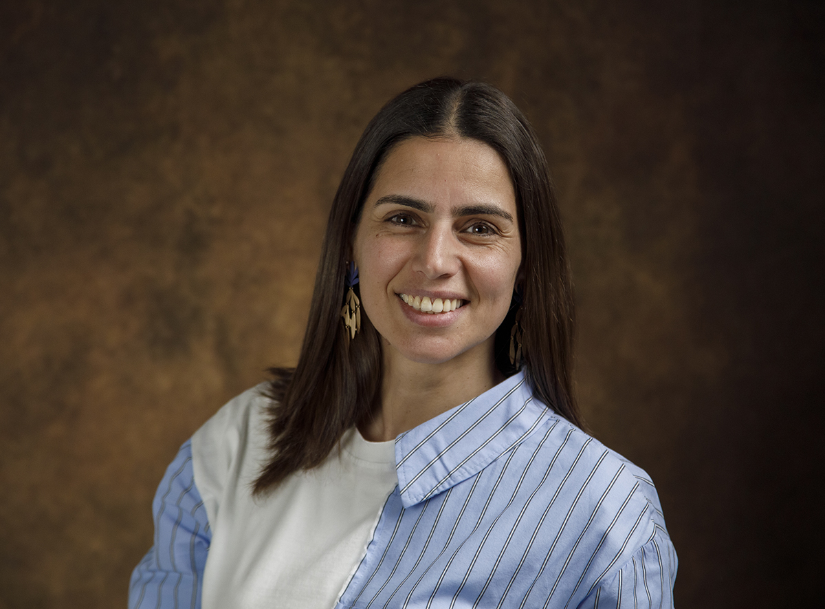 Num registo mais próximo, Sónia está levemente inclinada para a esquerda da imagem, com o rosto novamente voltado para a frente. A sua expressão feliz e descontraída mostra quem se sente à vontade diante da câmara de Ricardo Coimbra Fotografia.