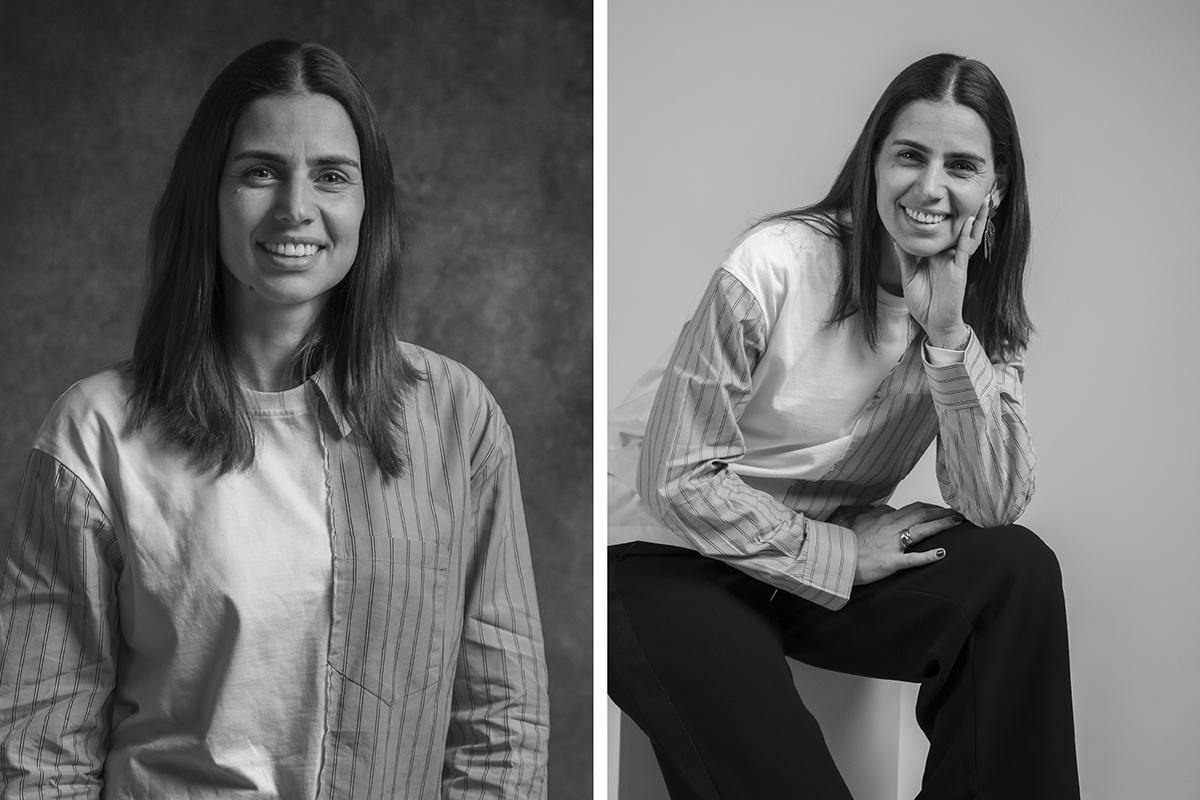 Duas imagens em preto e branco que captam momentos distintos: na primeira, Sónia está de frente, da cintura para cima, com um sorriso calmo e envolvente. Na segunda, sentada com um braço sobre a perna e a mão a sustentar o rosto.