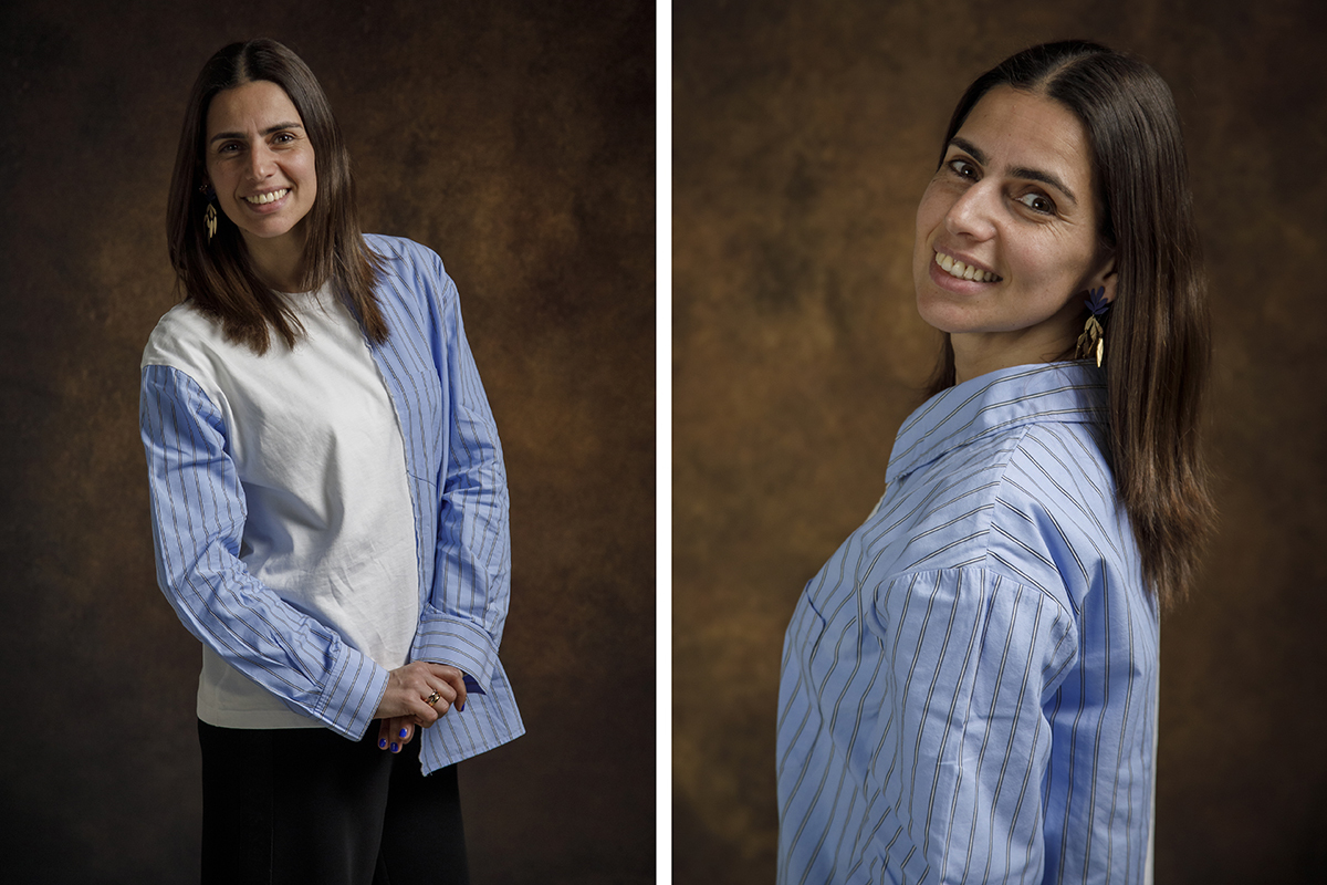 Duas imagens destacam a camisa de Sónia, uma mostra o contraste entre o azul riscado e o branco com padrão na manga, a outra revela o seu sorriso sereno, com o corpo virado para o lado e o olhar direto para a câmara.