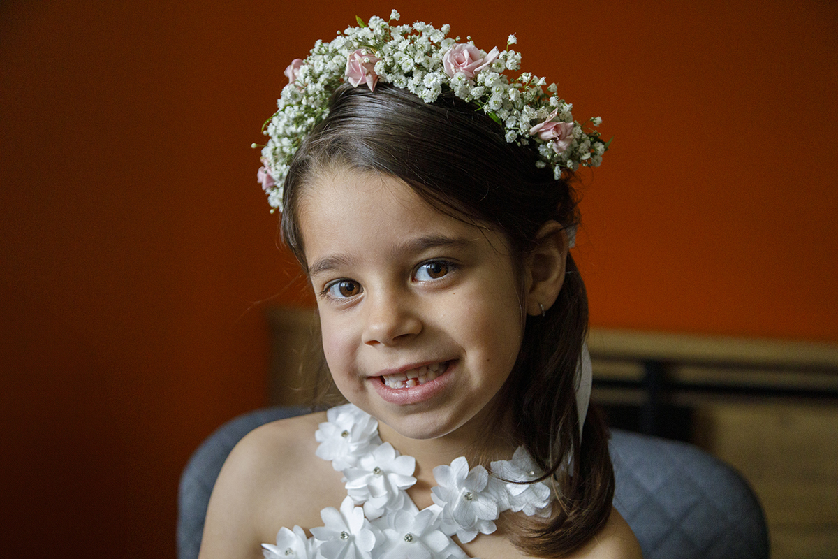 Dos ombros para cima, com a cabeça ligeiramente inclinada, Joana sorri docemente para a lente de Ricardo Coimbra, com um fundo desfocado que realça a sua expressão.