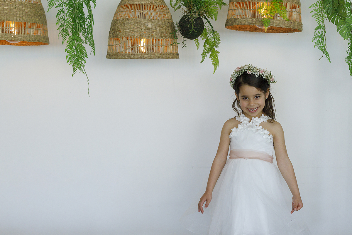 No mesmo cenário, Joana agora olha diretamente para a câmara de Foto Coimbra, com um sorriso de alegria e uma luz no olhar.
