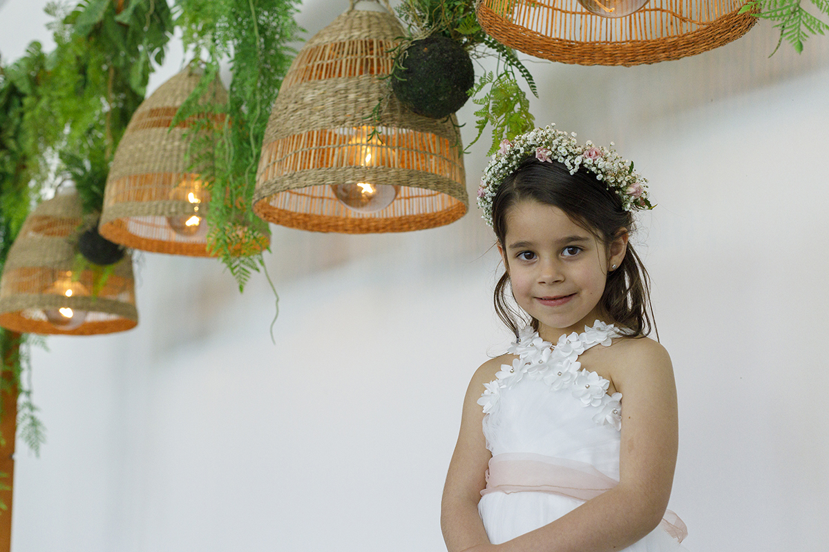 Num plano mais próximo, Joana surge pensativa mas feliz, a olhar para a câmara. O ambiente mantém-se sereno e natural.