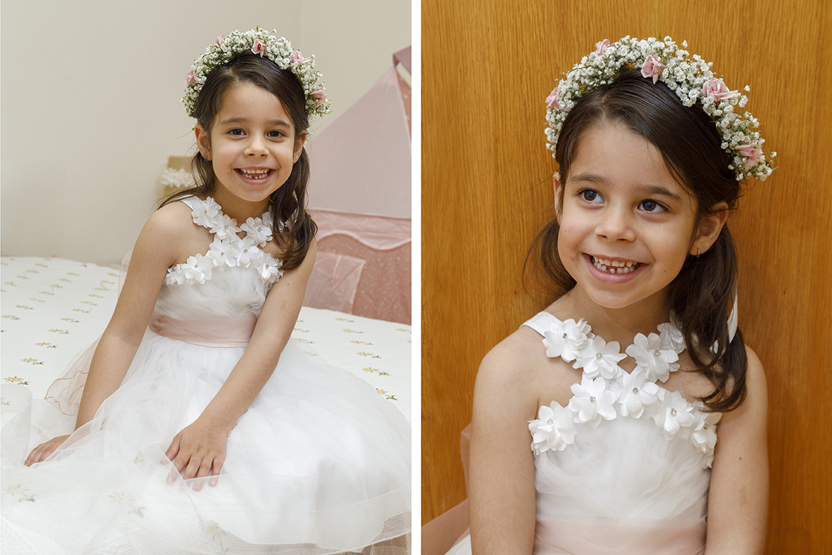 Duas imagens mostram Joana em diferentes expressões. Numa, está sentada na cama com as mãos sobre o vestido e um sorriso cheio de alegria. Na outra, do peito para cima, com uma parede de madeira ao fundo, olha de lado, sempre sorridente.