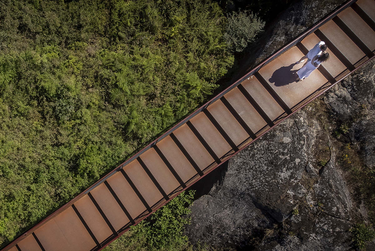 No mesmo cenário, um beijo sela o momento.