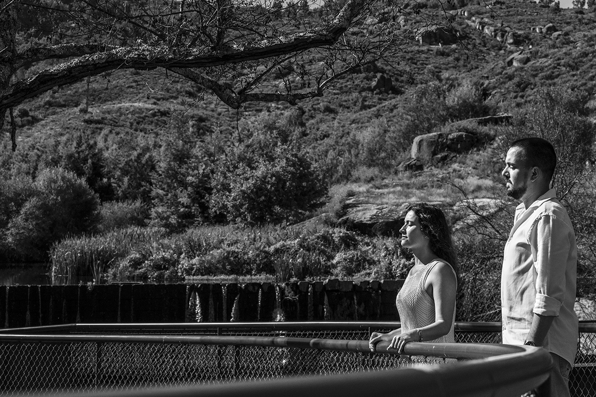 Em preto e branco, de olhos fechados, deixam-se levar pela brisa da montanha e pela paz do momento.