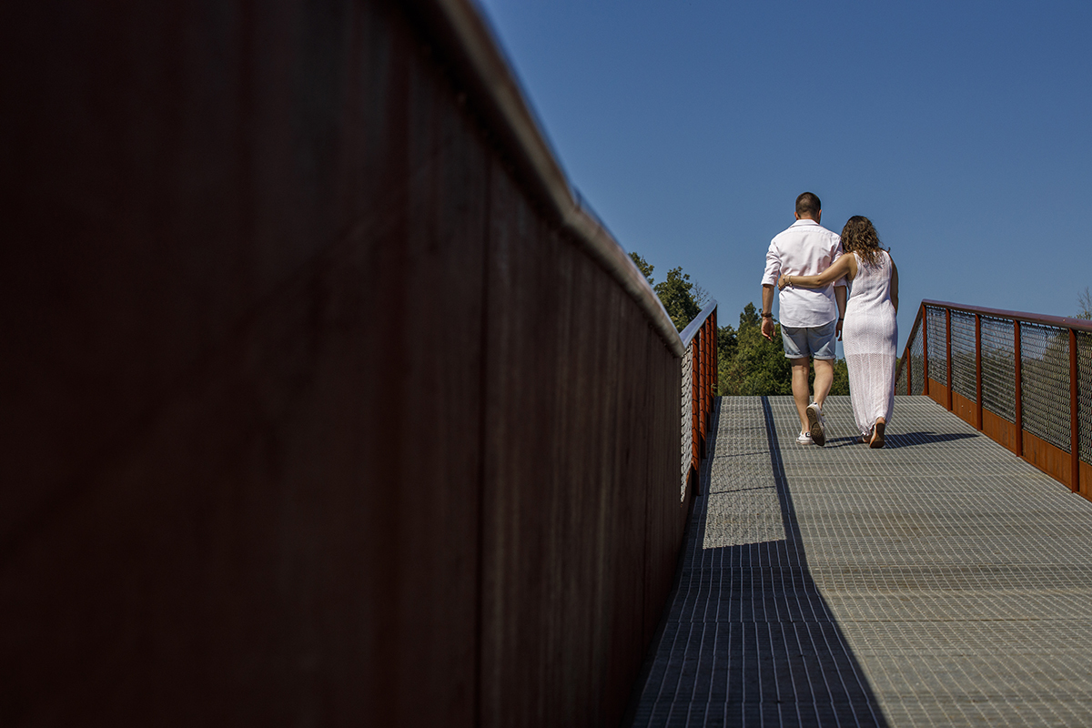 Captados de costas, caminham sobre a ponte. Sandra envolve Rafael num abraço cheio de ternura. Reportagem solteiros