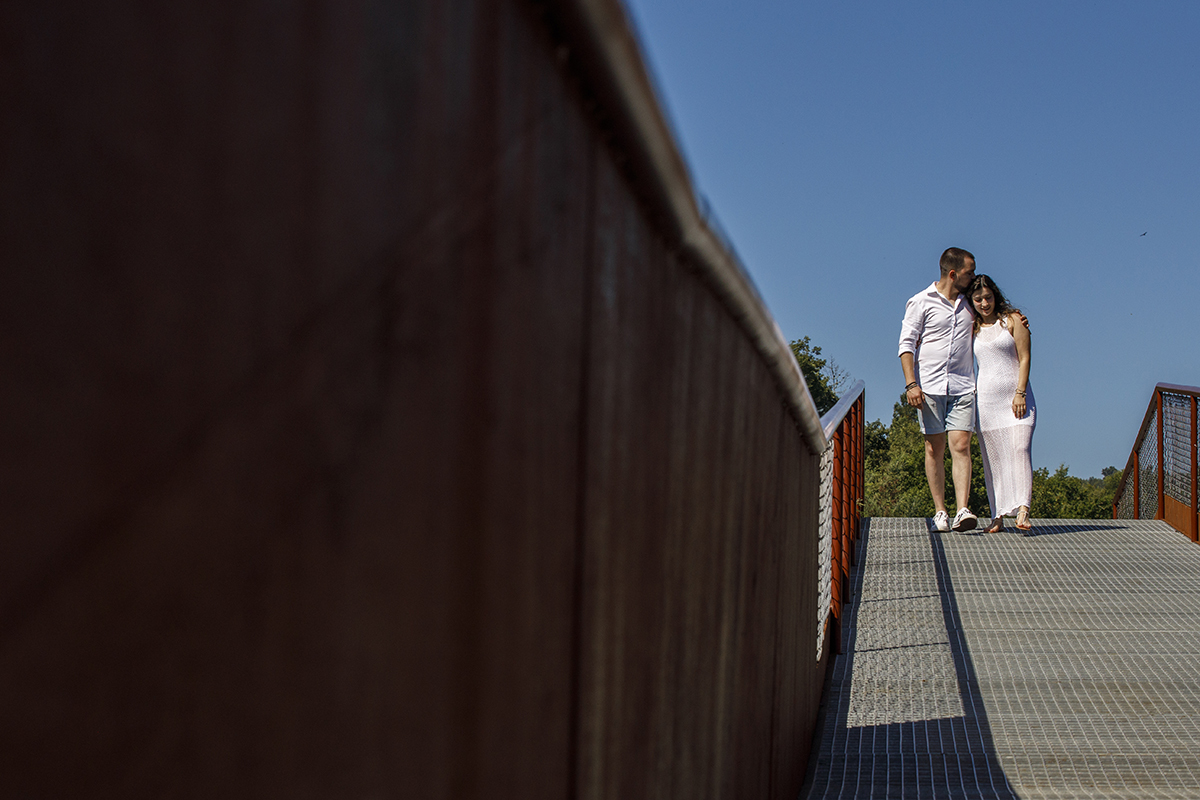 Abraçados no fim da ponte, Rafael beija a cabeça de Sandra, num gesto de carinho.