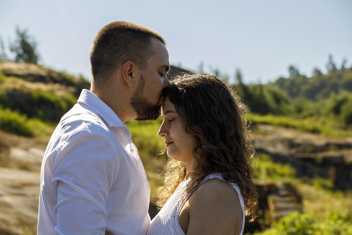 Com os olhos fechados, Rafael beija a testa de Sandra. Um instante de respeito e amor.