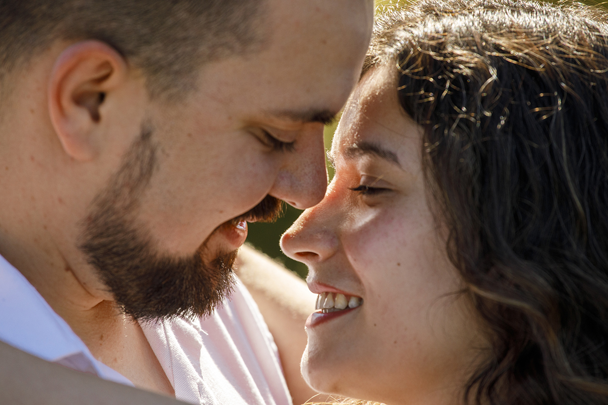 Os rostos quase se tocam. Os olhos fecham-se. Um beijo está prestes a acontecer.