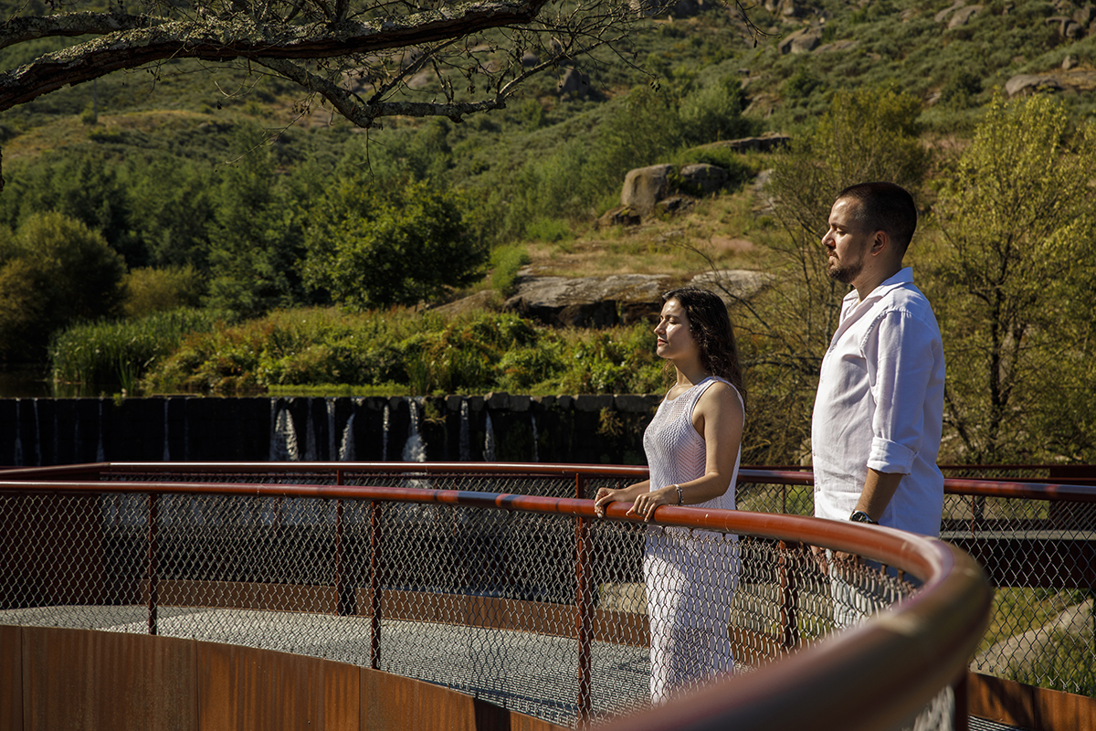 A cor realça o verde e as rochas. De olhos fechados, vivem o momento juntos e em paz.