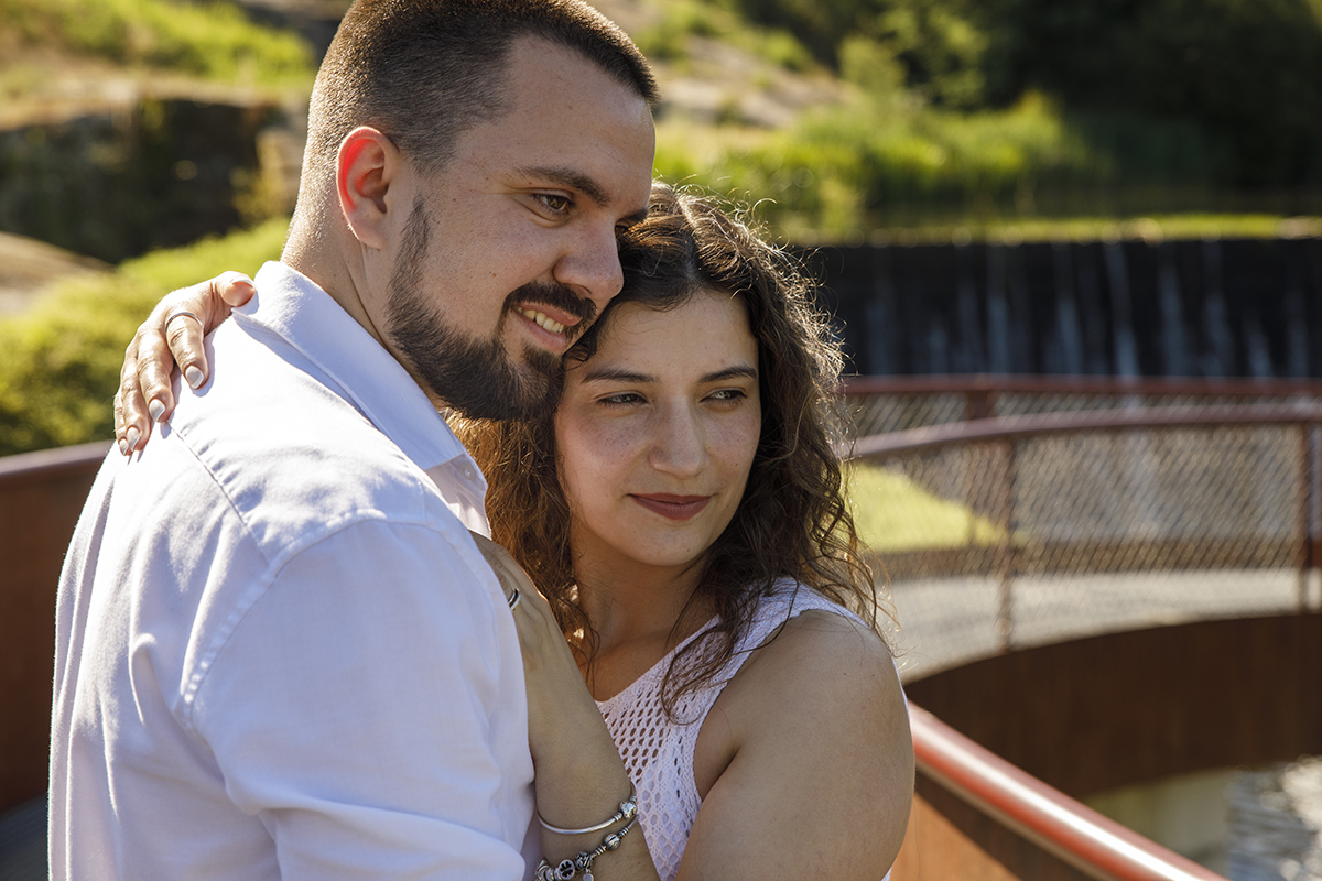 Num abraço cúmplice, partilham um olhar entusiasmado, prontos para o que vem a seguir.