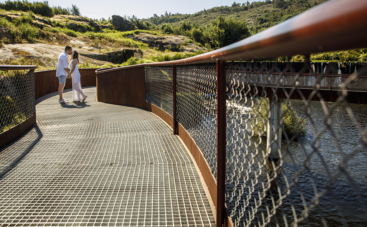 Entre curvas suaves, um beijo selado num cenário encantador.