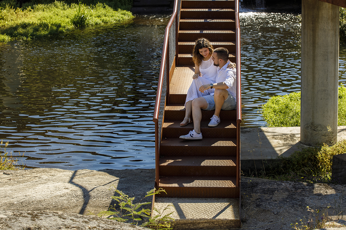 Sentados, abraçam-se. O amor fala mais alto, mesmo no silêncio.
