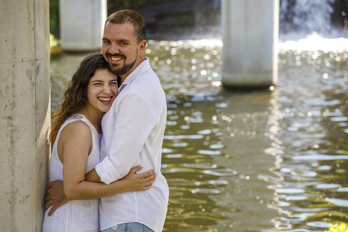Abraçados sob a ponte, riem juntos, a natureza como testemunha e Ricardo Coimbra Fotografia também.